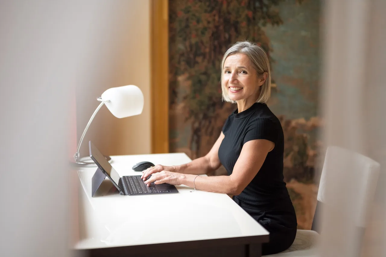 Andrea Dunová u pracovního stolu